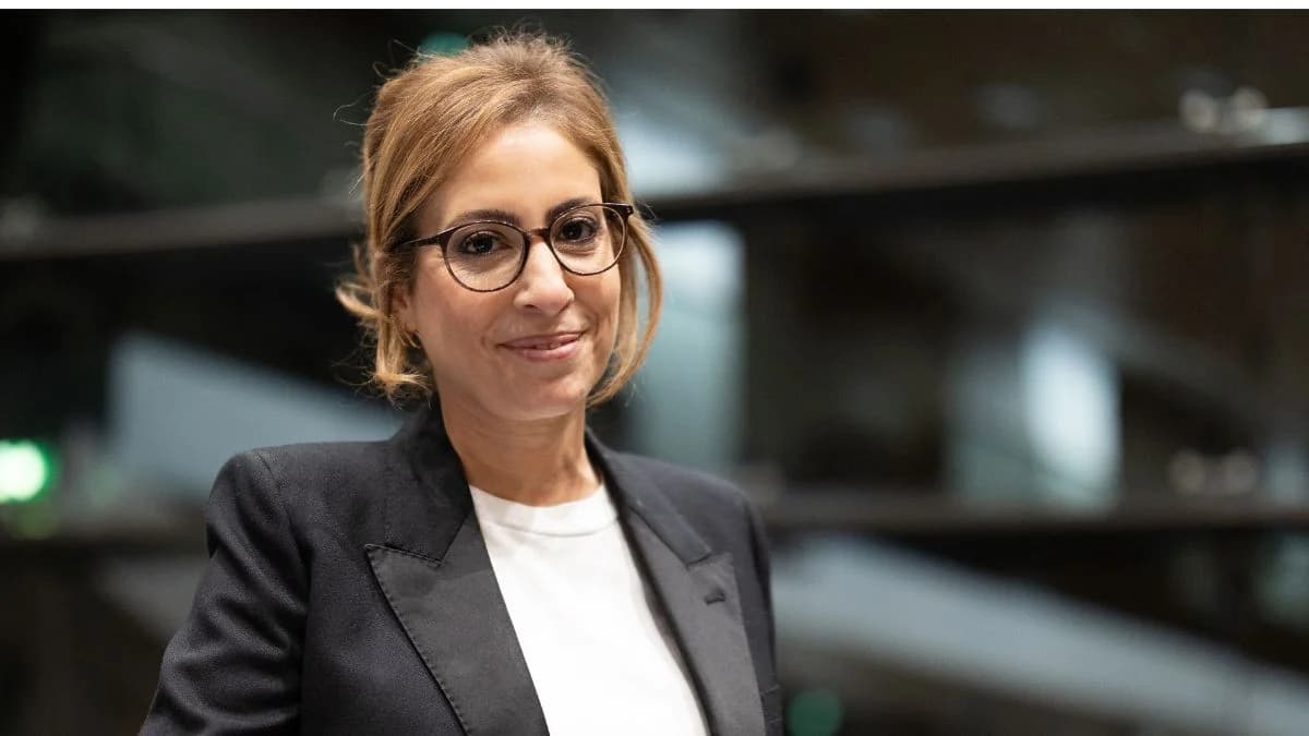 Après la « lichette de vodka », Léa Salamé montre qu’elle se brosse systématiquement les dents avant son JT de 20h