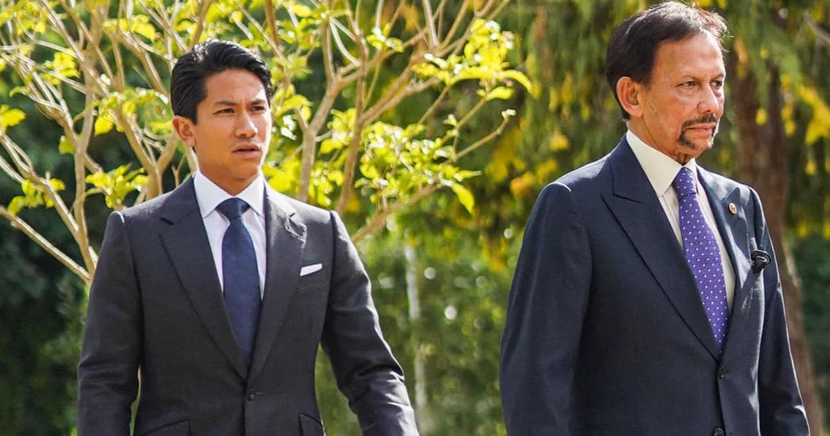 Le prince Abdul Mateen de Brunei tient sa fille Zahra dans ses bras