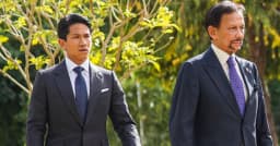 Le prince Abdul Mateen de Brunei tient sa fille Zahra dans ses bras