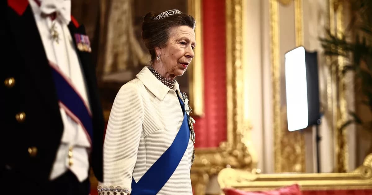 Anne d’Angleterre recycle un manteau de 1969 au banquet d’État de Windsor