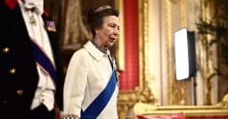 Anne d’Angleterre recycle un manteau de 1969 au banquet d’État de Windsor