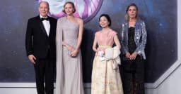 Princesse Akiko de Mikasa au Bal de la Rose à Monaco entourée de la famille princière