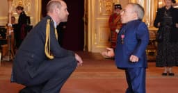 Warwick Davis nommé Officier de l’Ordre de l’Empire britannique par le prince William
