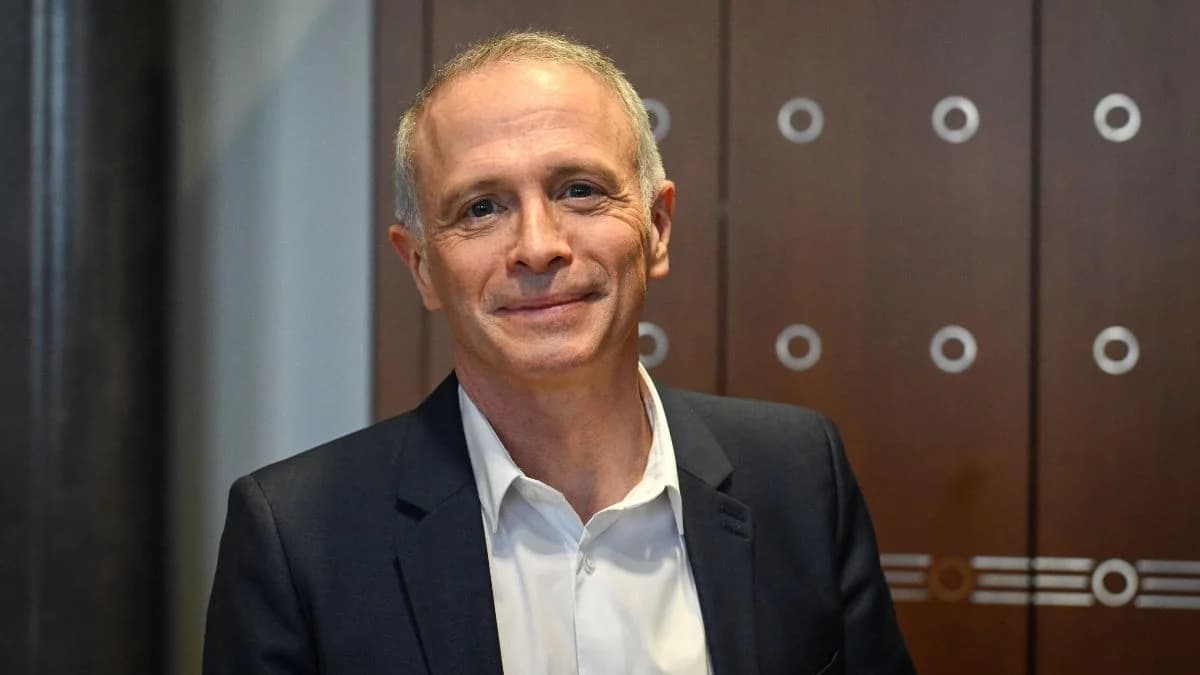 Samuel Étienne se lève en caleçon en plein live Twitch, le replay supprimé