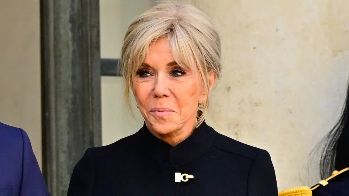 Brigitte Macron fait du vélo d’appartement et des abdos tous les jours pour un fessier galbé