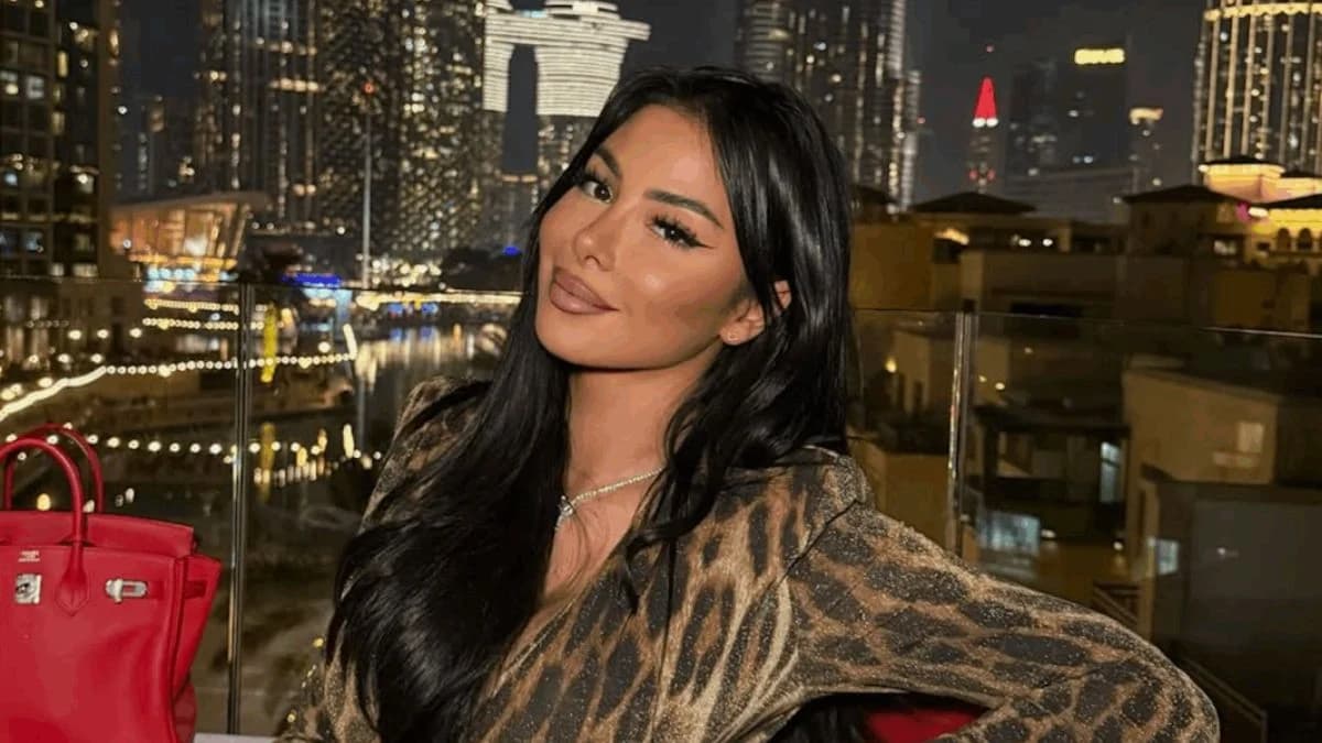 Maeva Ghennam fait la promo d’un épilateur à lumière pulsée pendant les bombardements