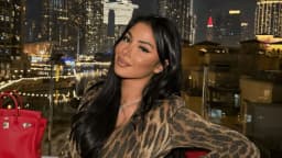 Maeva Ghennam fait la promo d’un épilateur à lumière pulsée pendant les bombardements