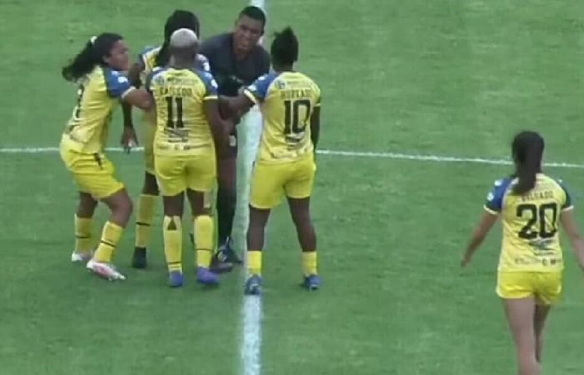Une footballeuse pète les plombs et frappe l’arbitre dans ses parties intimes (Vidéo)