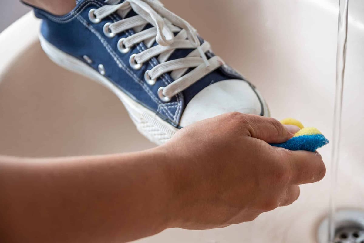 Astuce : la bonne technique pour nettoyer vos chaussures en période de pluie