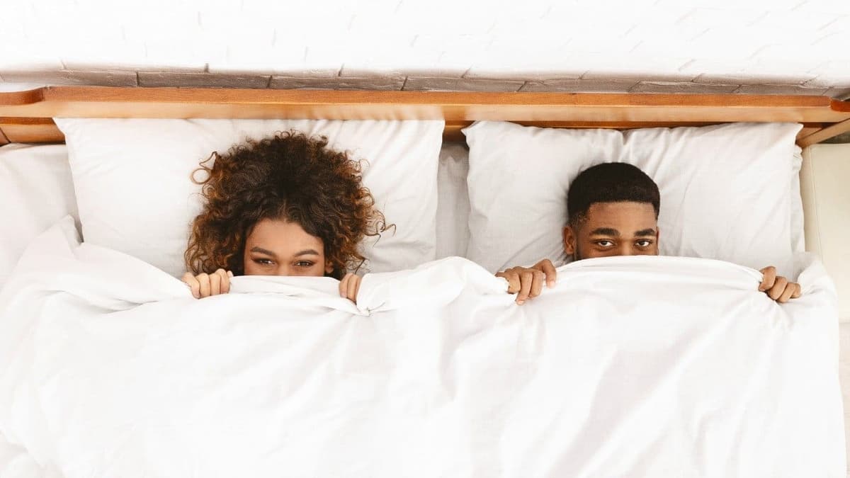 Un homme c0uche avec sa belle-mère, sa femme les surprend