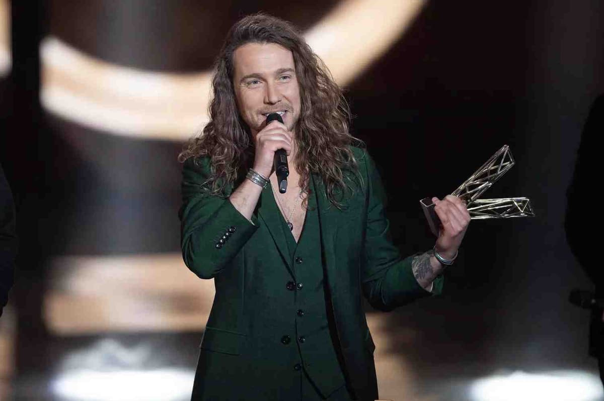 Le chanteur Julien Doré défiguré par une guêpe: Ses photos qui inquiètent (photos)