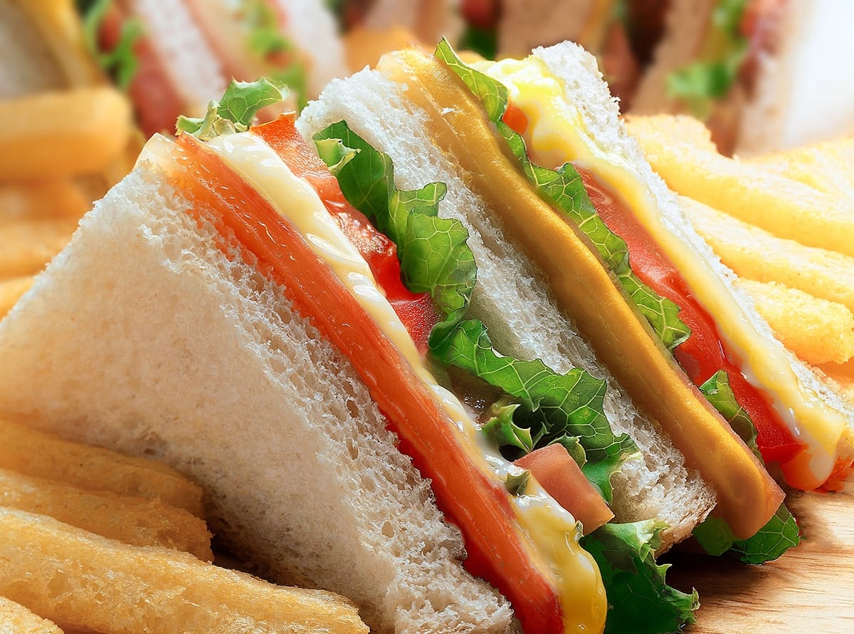 Une jeune femme achète du sandwich et y trouve une dent humaine « entière » (photo)