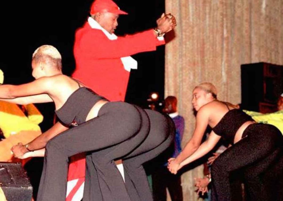 Koffi Olomidé tripote les fesses de sa danseuse: sa femme réagit et lance un appel
