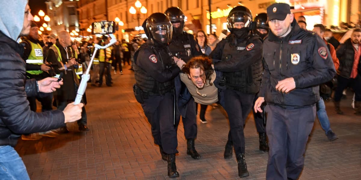 « Non à la guerre! »: plus de 1.300 arrestations lors de manifestations anti-mobilisation en Russie