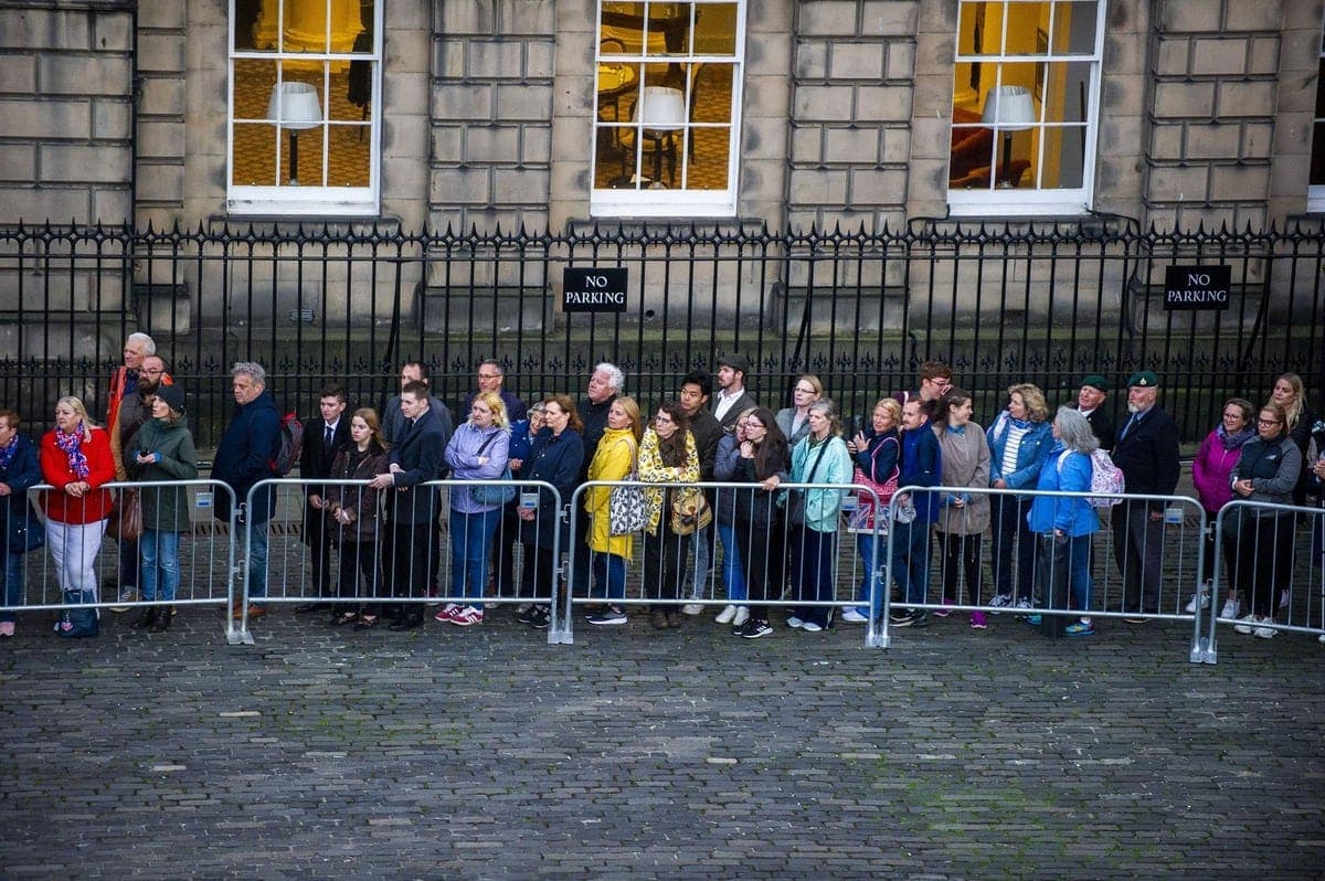 Hommage à Elizabeth II : près de 10 kilomètres de file d’attente pour se recueillir devant le cercueil