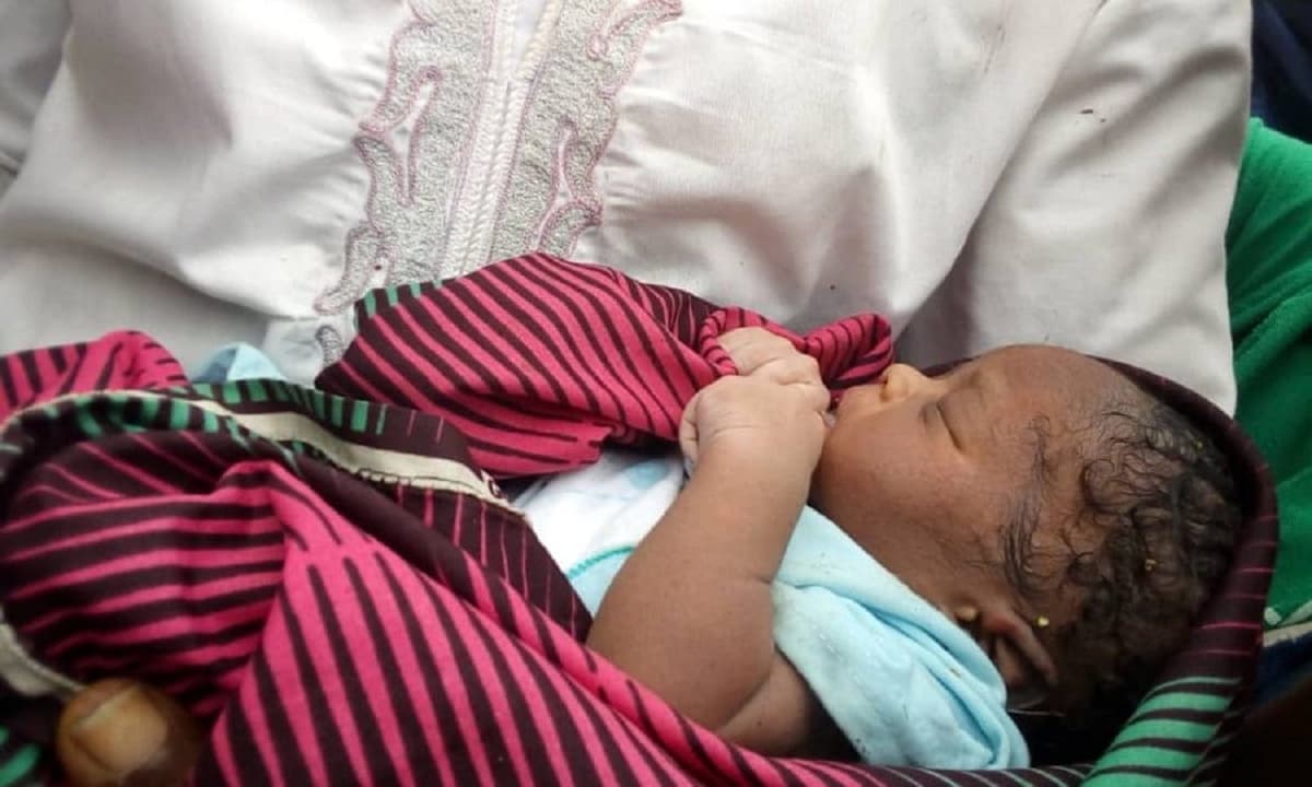 « Prenez soin de lui comme si … », une mère dépose son bébé à la porte d’un pasteur avec une note
