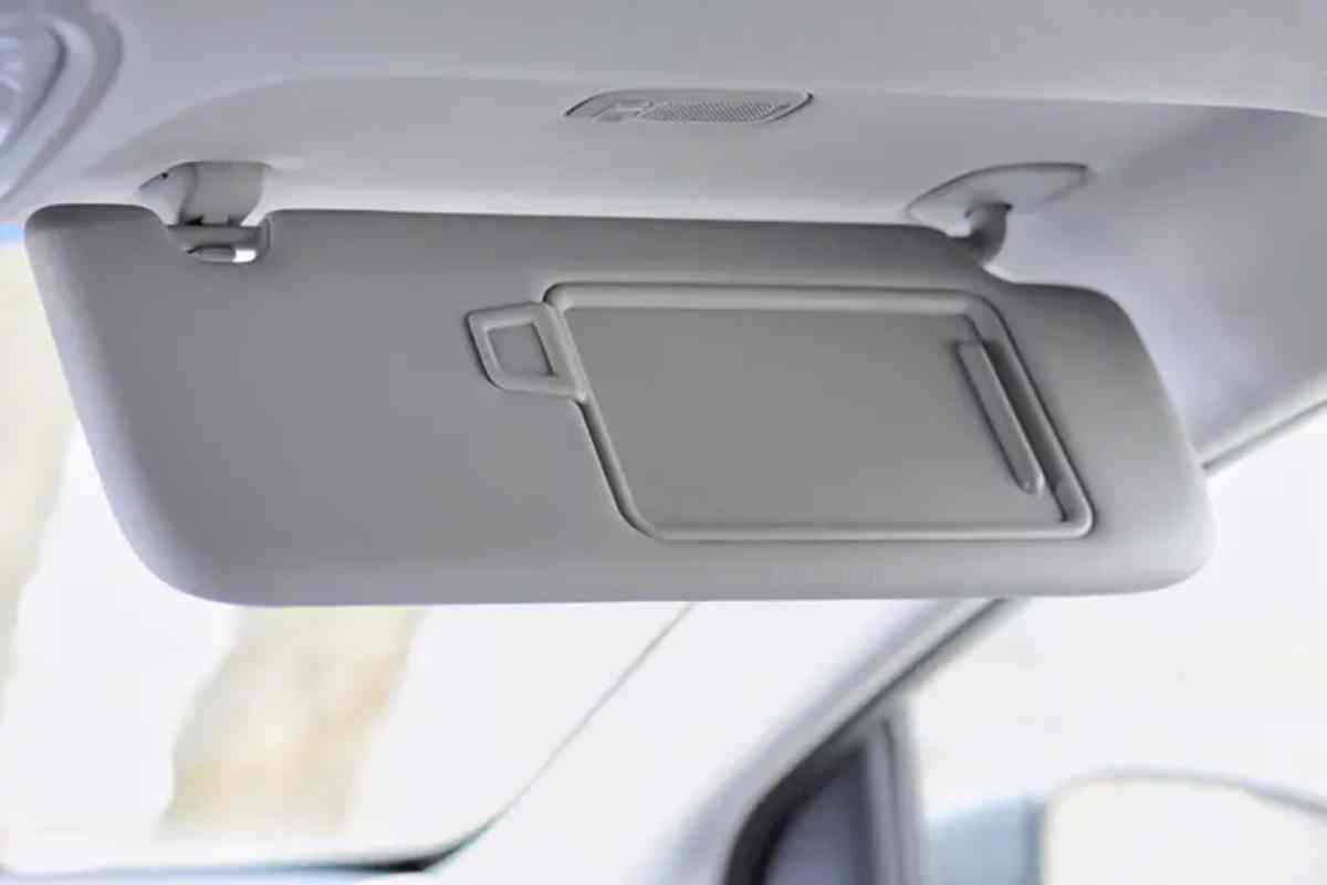 Bon à savoir : découvrez cette fonctionnalité secrète de la visière de la voiture