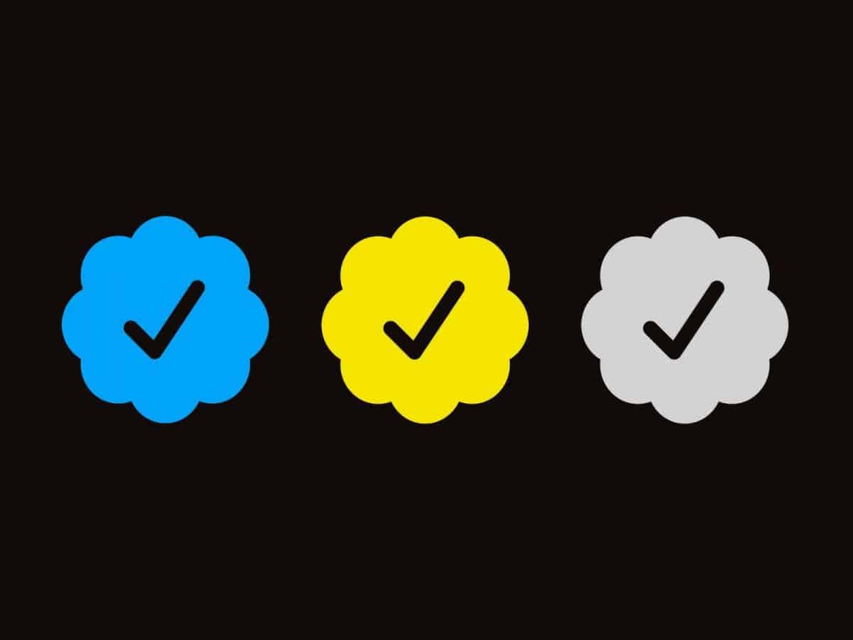 Elon Musk annonce finalement des badges dorés, gris et bleus pour les comptes Twitter authentifiés