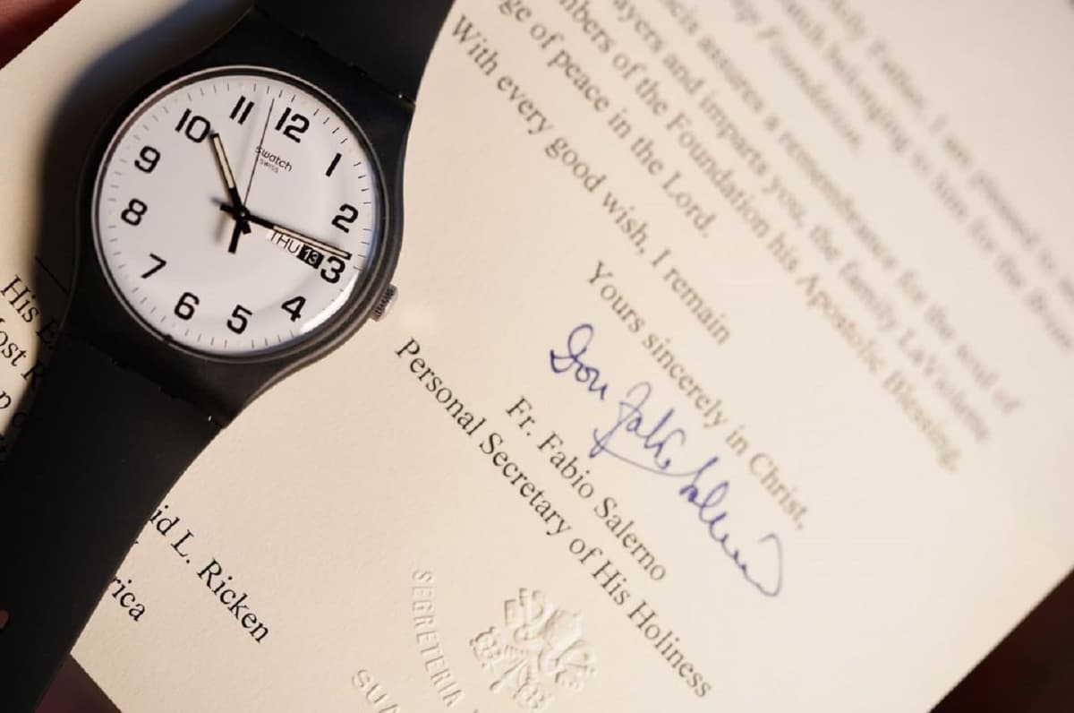 La montre Swatch du pape François proposée aux enchères jusqu’au 30Â novembre
