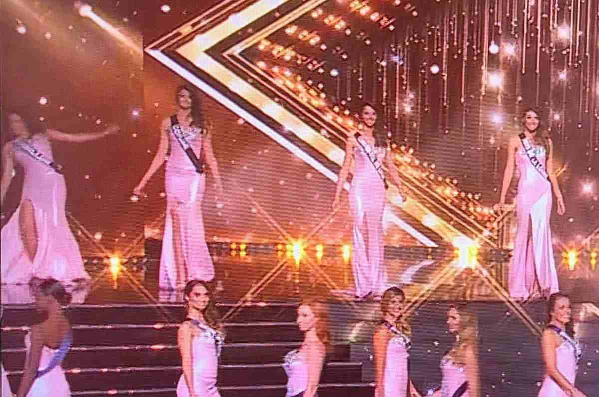 Miss France 2023: une candidate glisse et chute de façon ridicule (vidéo)