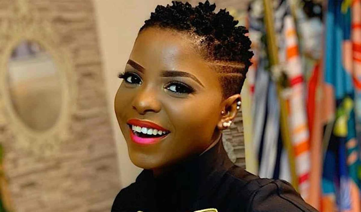 Daphne bientôt maman: enceinte, la chanteuse dévoile son baby bump (photos)