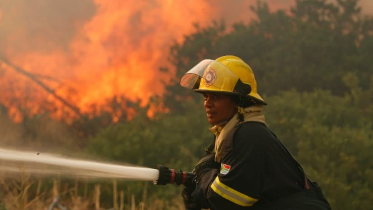Incendies au Canada : des pompiers africains en renfort pour combattre les feux