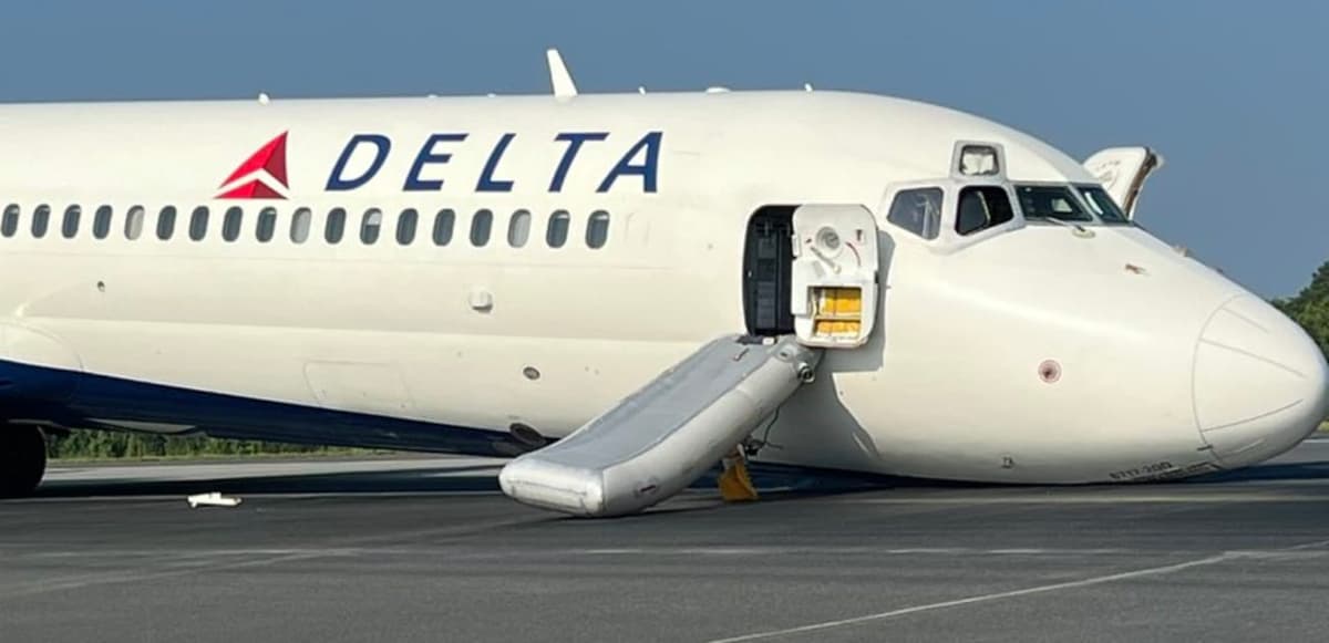 États-Unis: atterrissage d’urgence d’un Boeing 717 sans son train avant (vidéo)