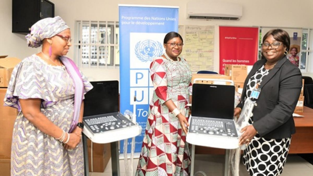 Togo: le PNUD dote 10 hôpitaux d’échographes modernes