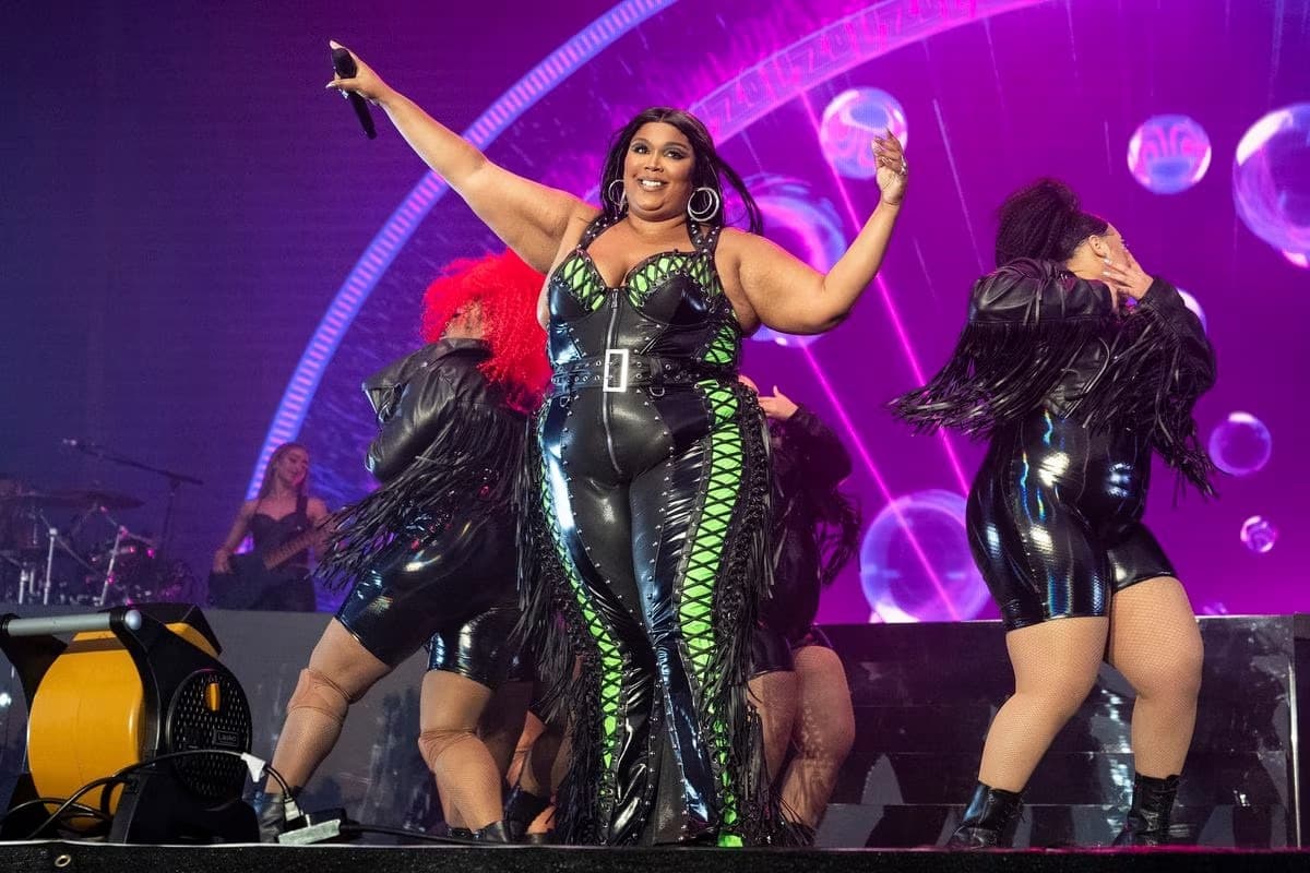 Lizzo: la popstar américaine poursuivie par des ex-employées pour harcèlement