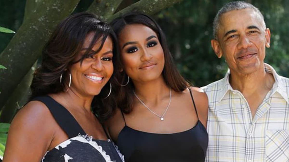Sasha Obama, aperçue glamour en bikini en train de fumer un joint (Images)