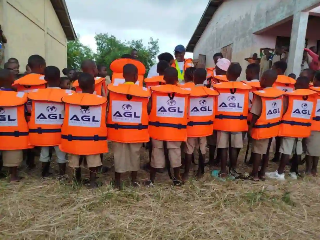 Solidarity Days d’AGL au Bénin: Don de kits scolaires, de pirogues et de gilets de sauvetage à So-Ava (vidéo)