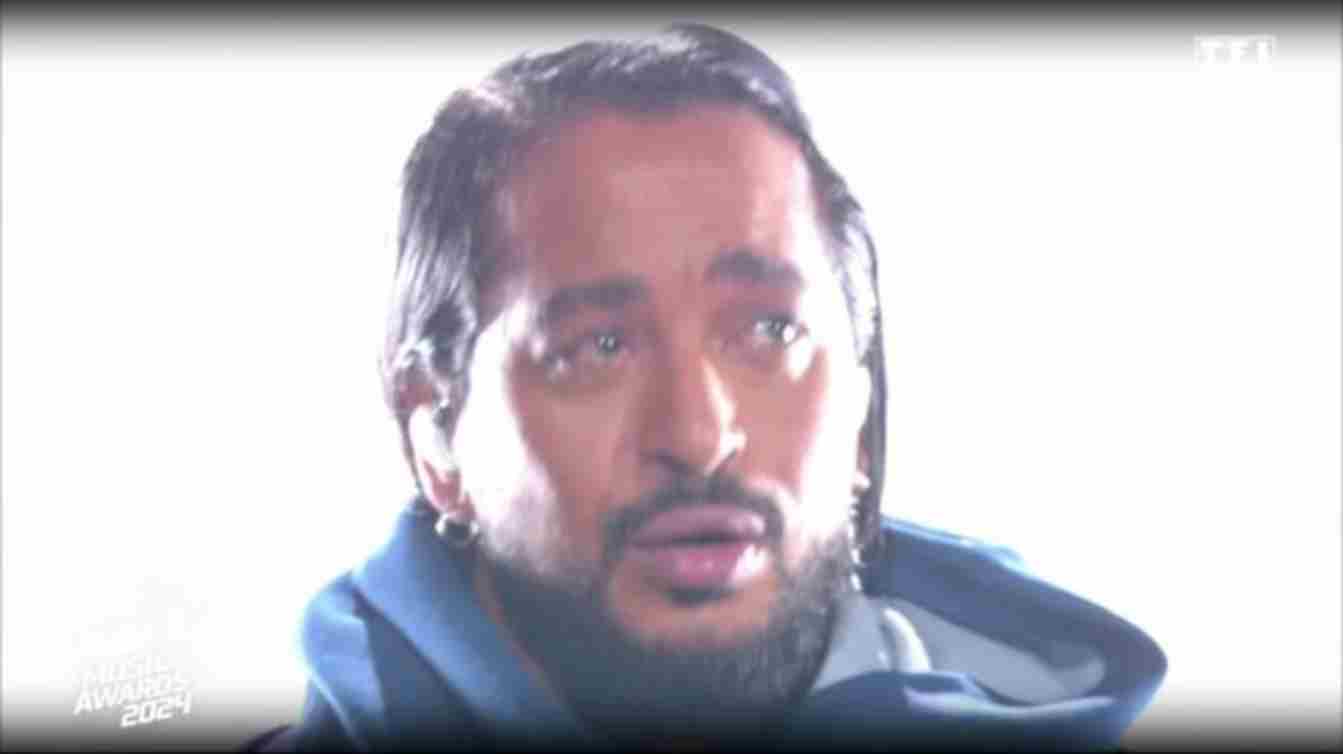 Accusé de harcèlement s3xuel, le chanteur Slimane fond en larmes sur scène (vidéo)