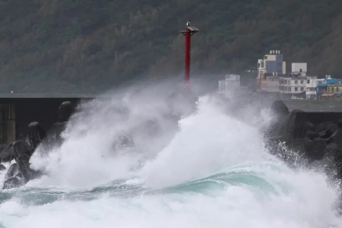 Japon: Fortes pluies et évacuations massives après le passage du typhon Kong-rey