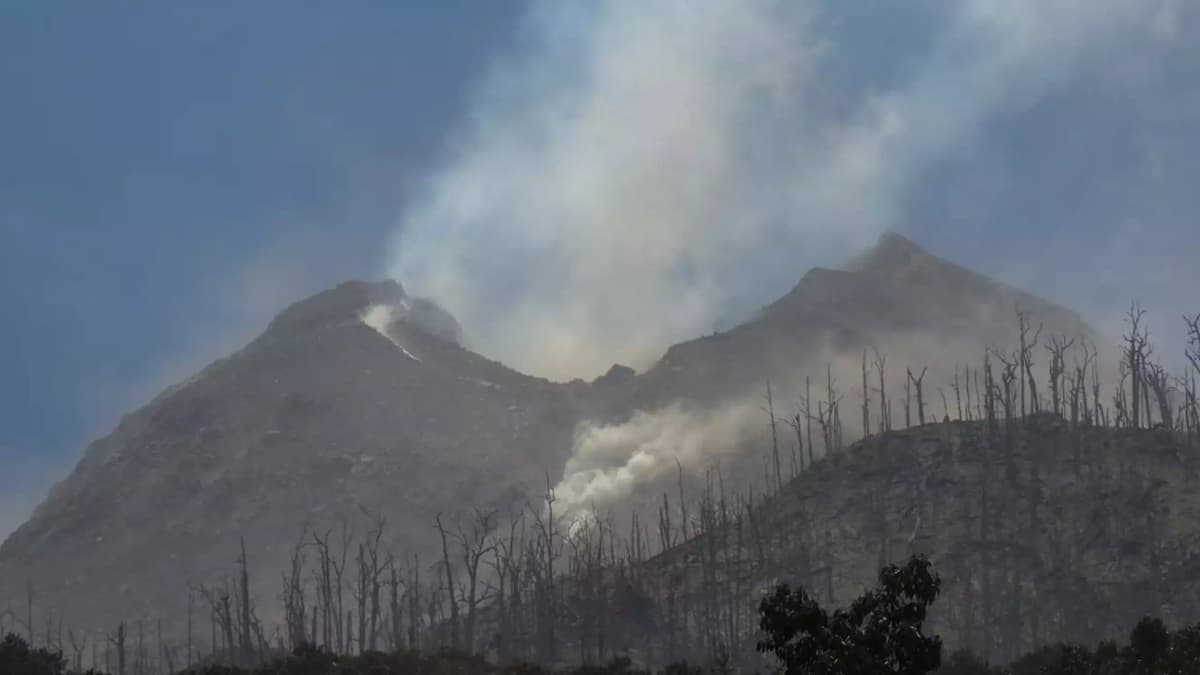 Indonésie: Le volcan Lewotobi entre encore en éruption