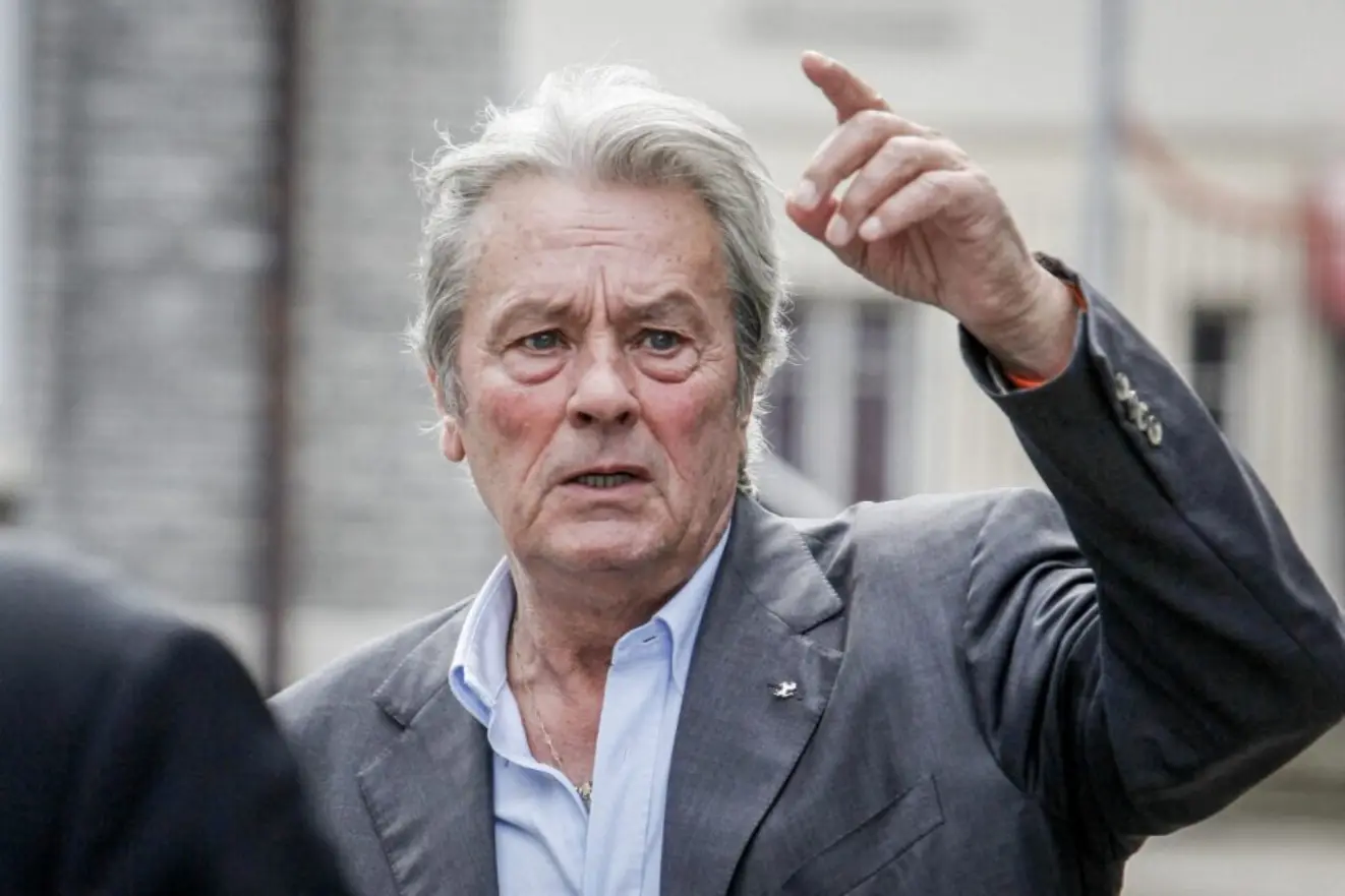 Alain Delon amaigri : une dernière photo révélée par sa fille Anouchka