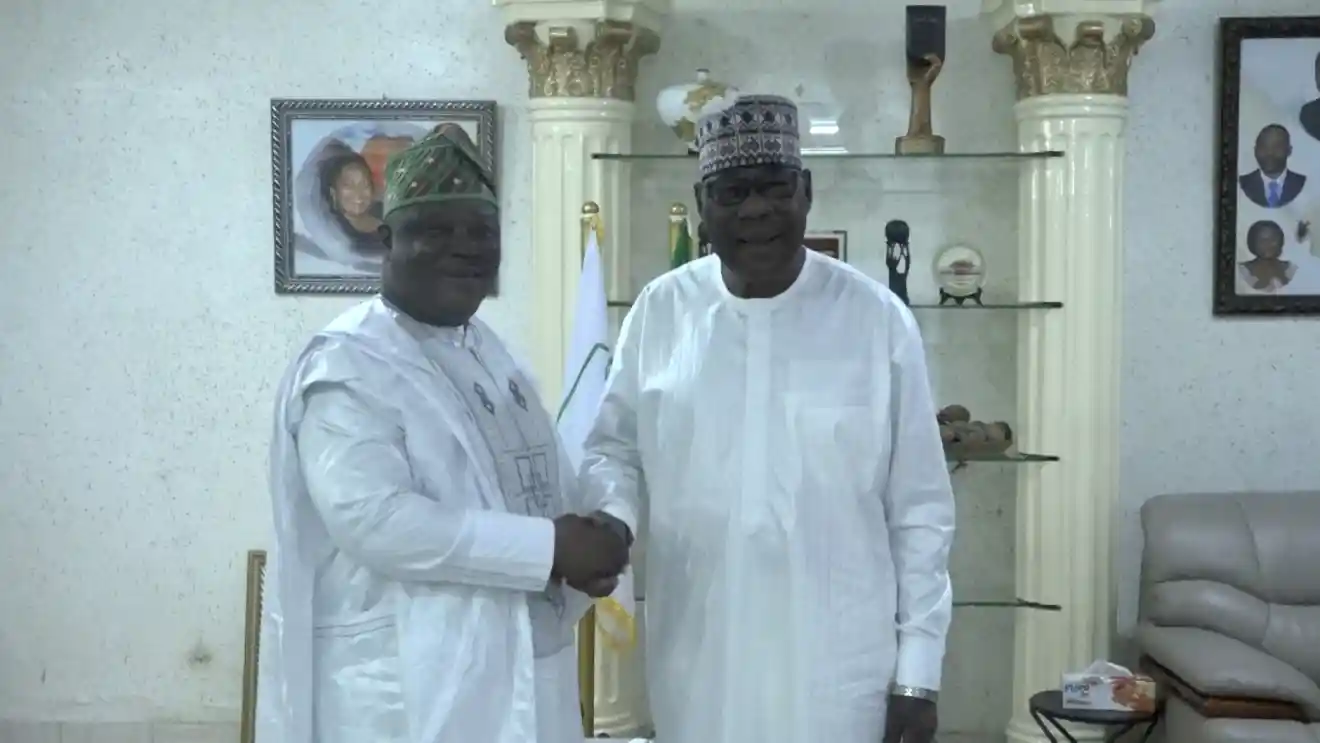 Bénin: après son adhésion au parti Les Démocrates, Prophète Lucien Kinninnon reçu par Boni Yayi