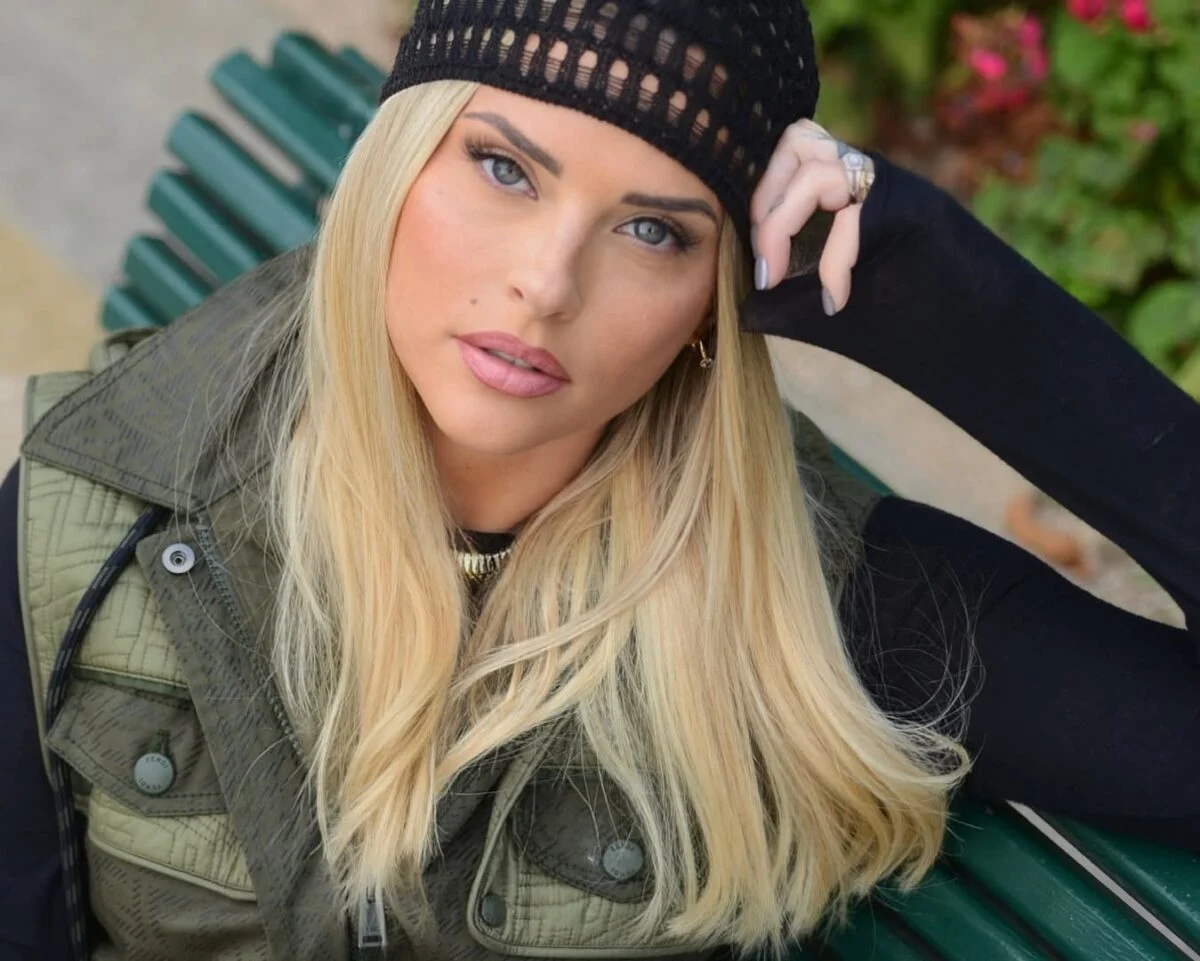 Kelly Vedovelli publie de nouvelles photos de son baby bump
