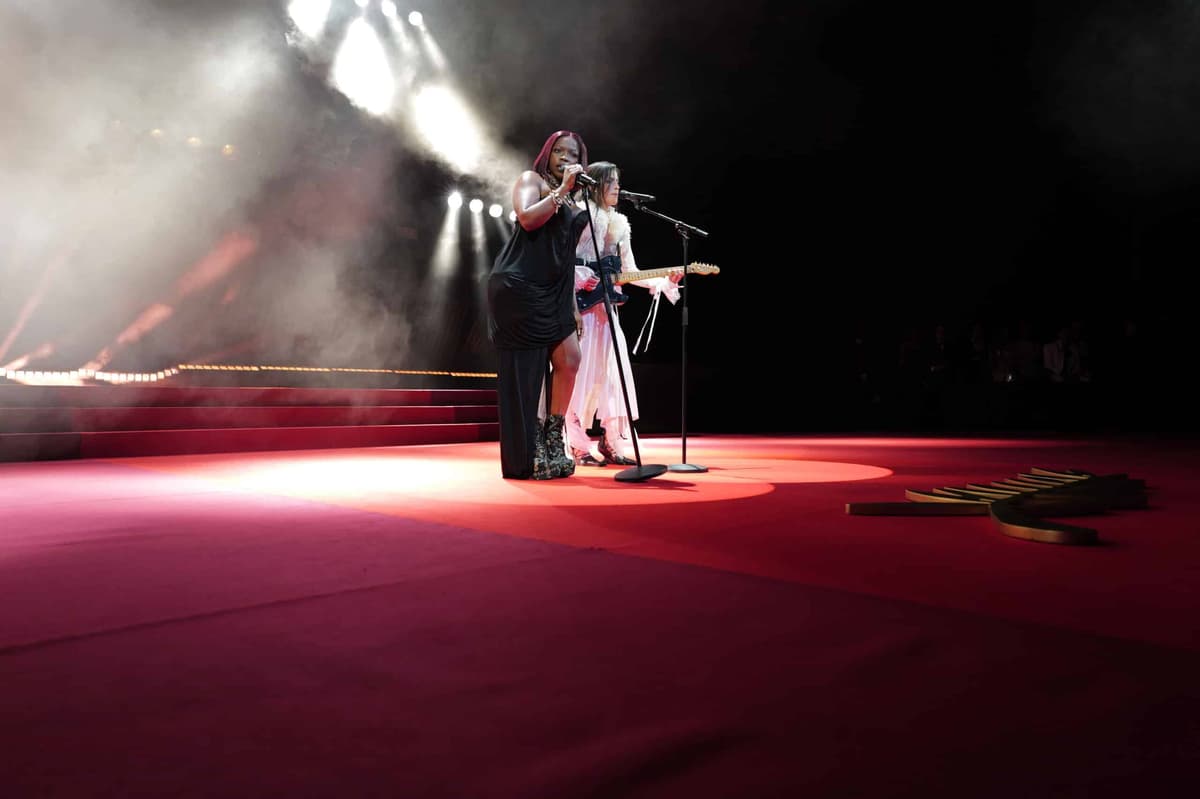 Theodora visée par les internautes après sa reprise des Beatles à Cannes 2026