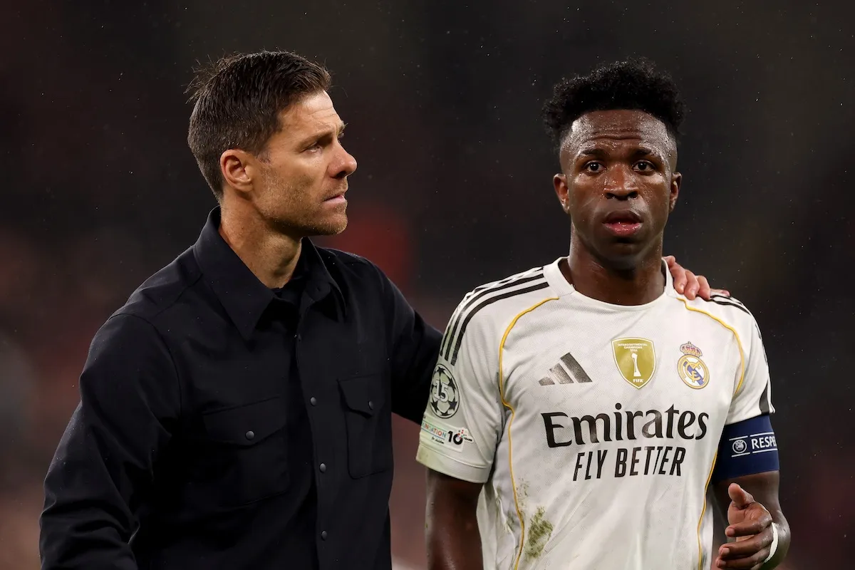 Real Madrid: Jamie Carragher accuse Vinicius d’avoir précipité le départ de Xabi Alonso