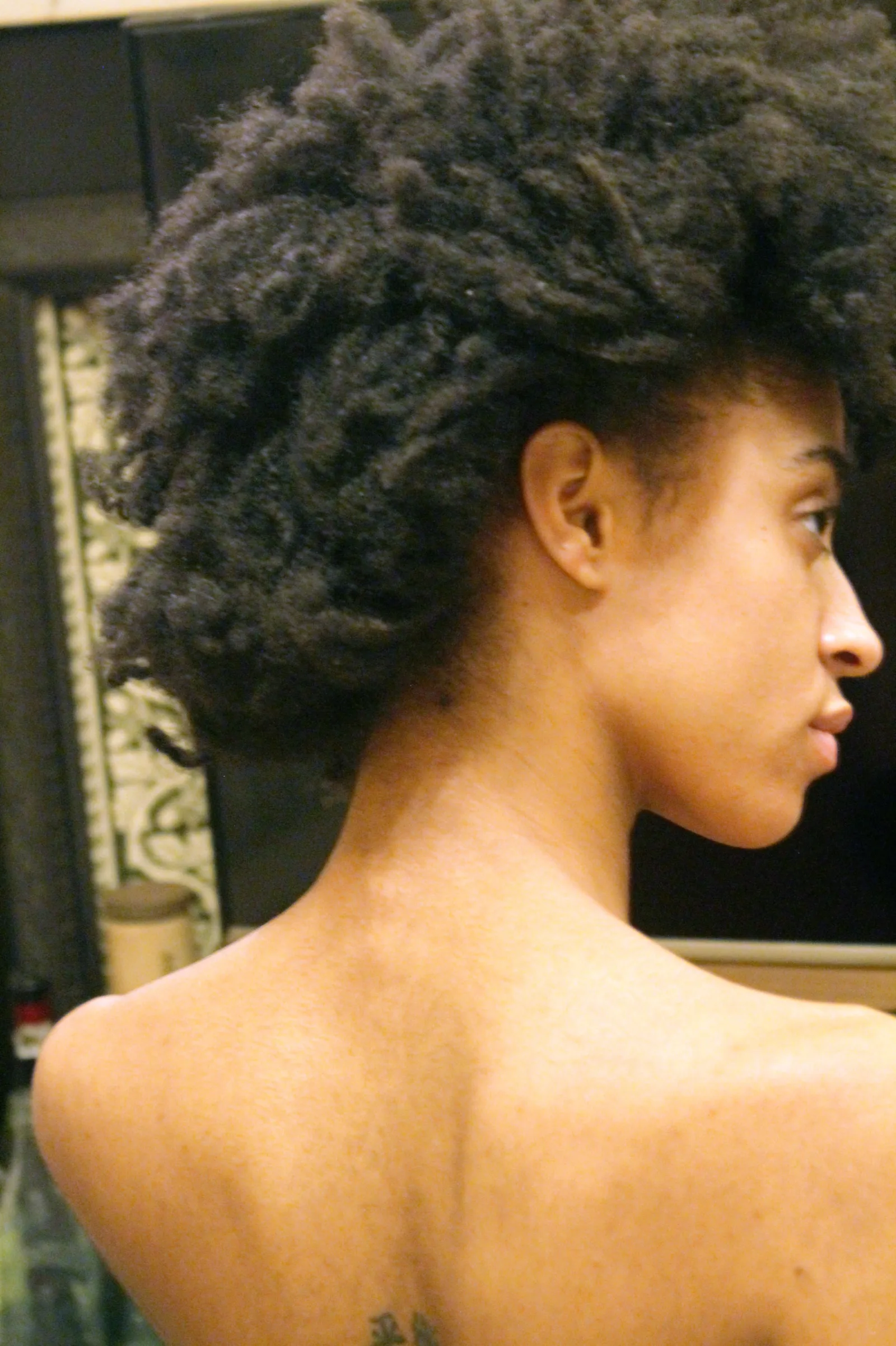 Huiles capillaires et cheveux crépus, hydrater sans promettre la pousse