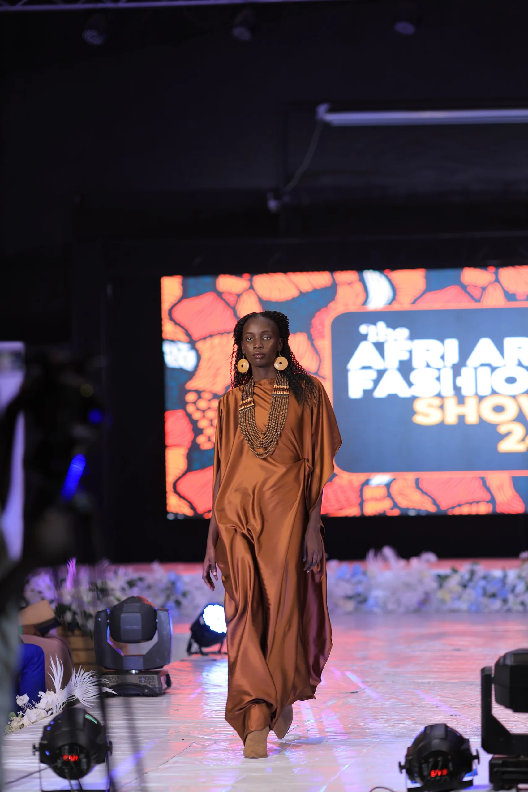 Sept couches, une robe : Miss Ouganda transforme la césarienne en couture