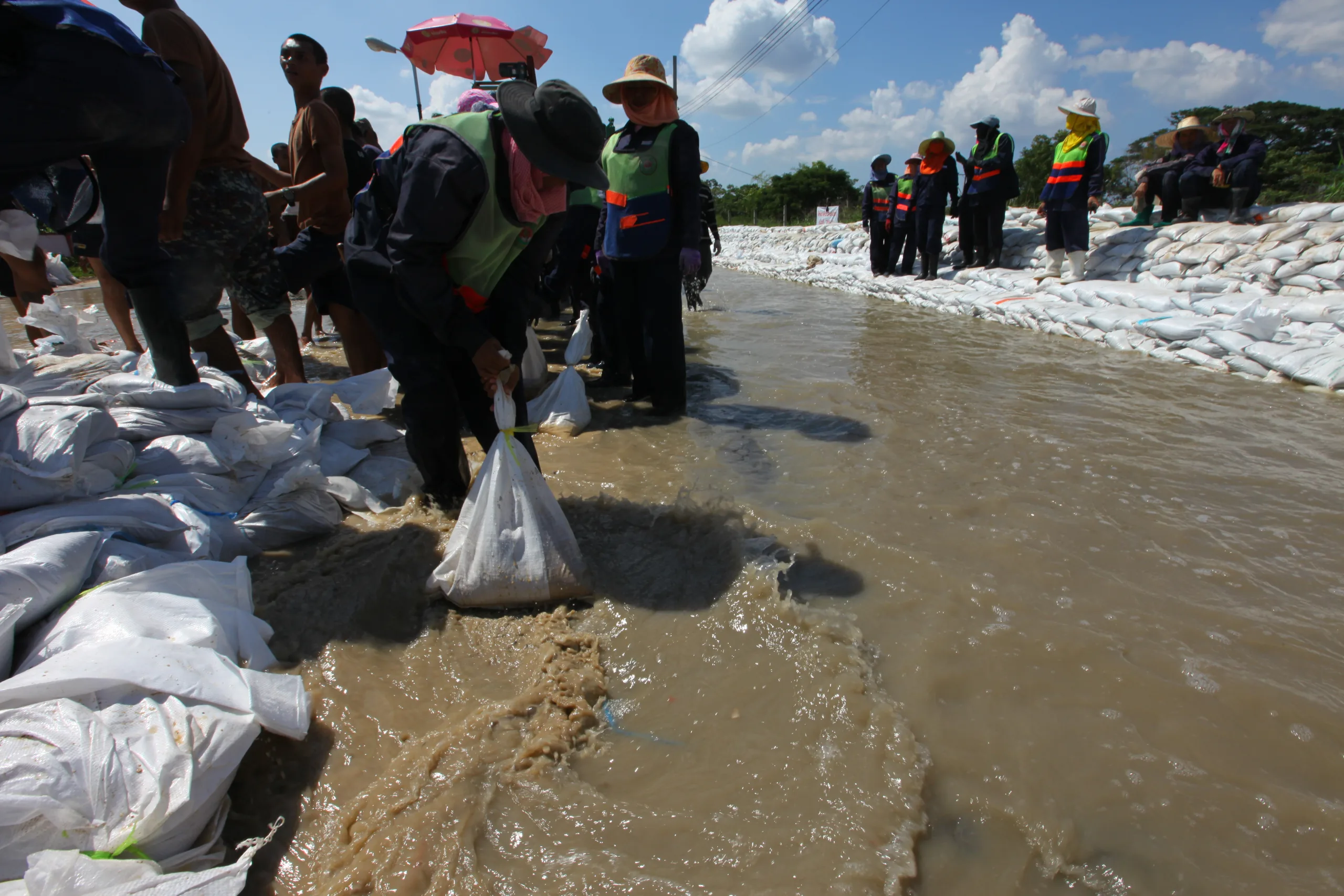 Bangkok: All 50 districts declared disaster zones, 980 people in shelters