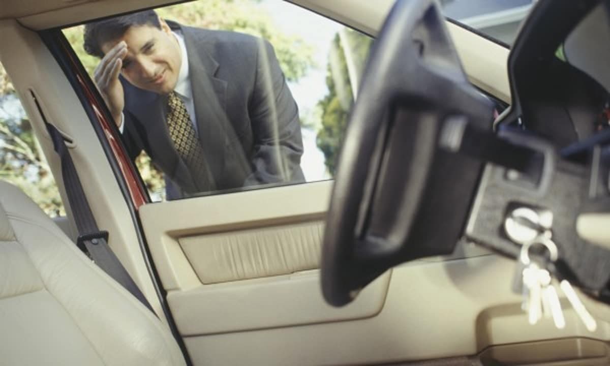 02 astuces pour ouvrir la voiture, quand on oublie la clé à l’intérieur