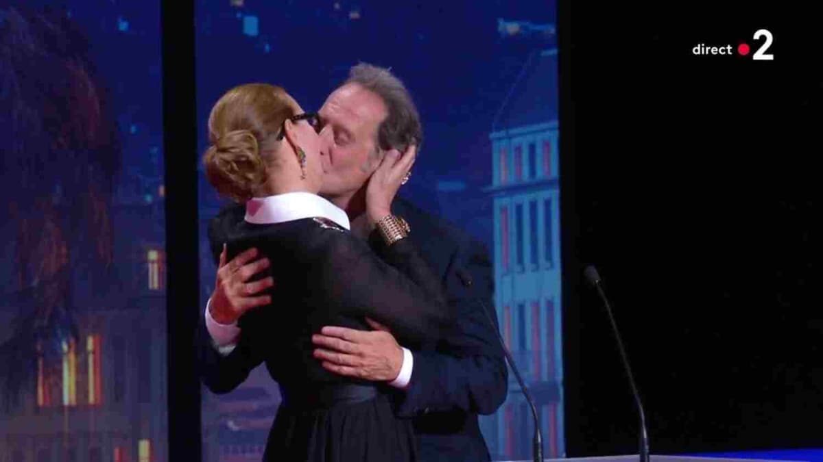 Cannes 2022Â : Vincent Lindon embrasse Carole Bouquet avec fougue, la toile sous le choc