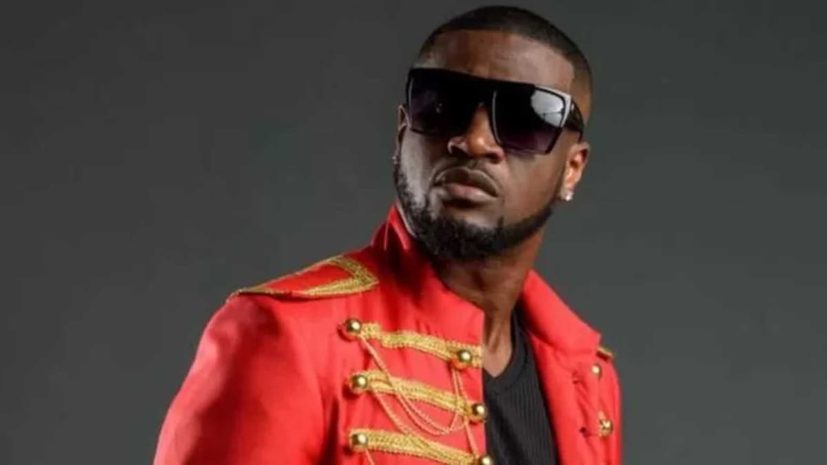 P-Square: Critiqué pour avoir embrassé une fan sur scène, Peter Okoye réagit enfin à la polémique