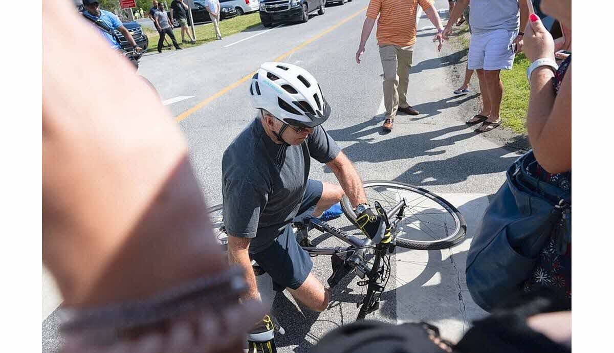 Joe Biden fait une grosse chute à vélo, se relève et assure aller « bien » (Vidéo)