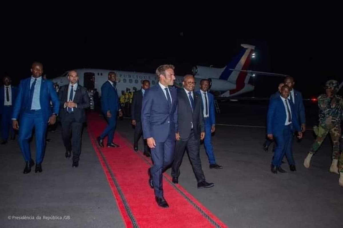 Sissoco Embalo accueille à l’aéroport Emmanuel Macron, premier chef d’Etat français en visite