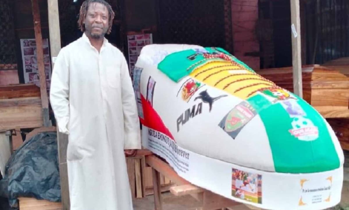 Cameroun: Samuel Eto’o offre un cercueil en forme de godasse à un ancien Lion Indomptable