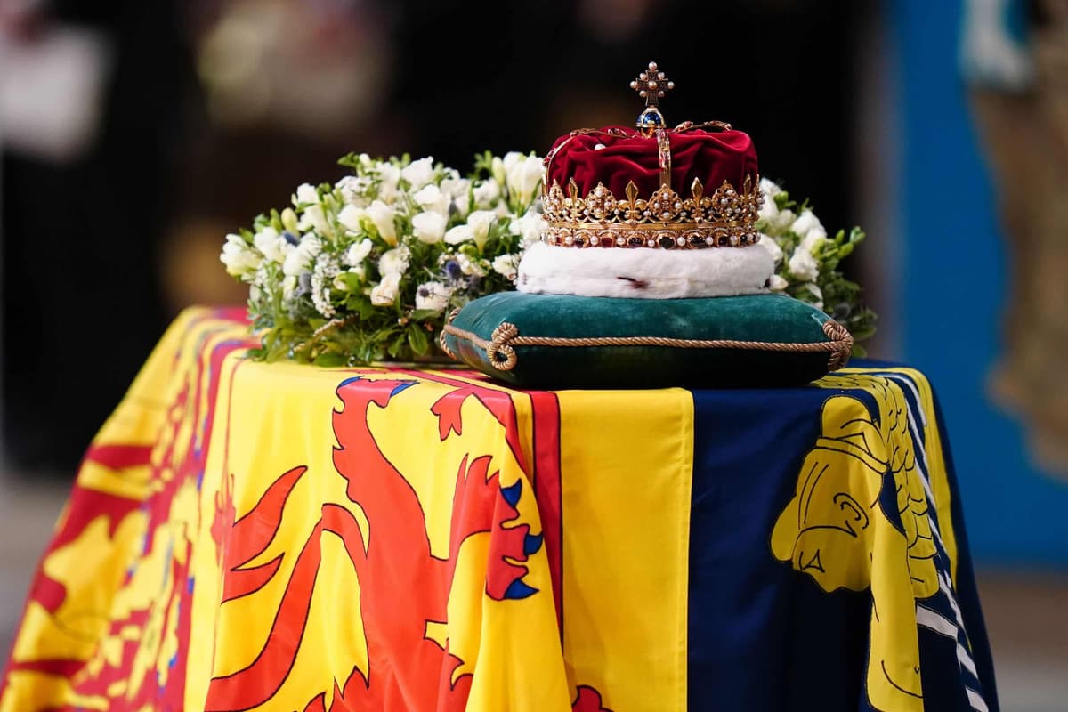 Mort d’Elizabeth II : un homme arrêté après avoir touché le cercueil de la reine