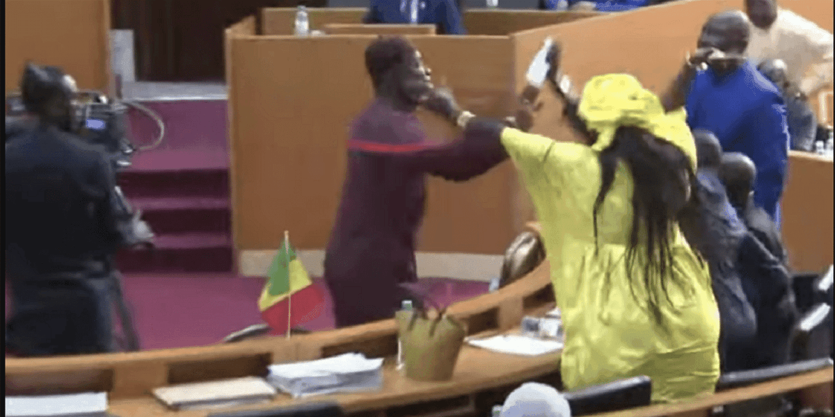 Sénégal: la présidentielle renvoyée au 15 décembre par le parlement